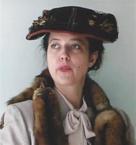 Leslie Goddarrd as Eleanor R.